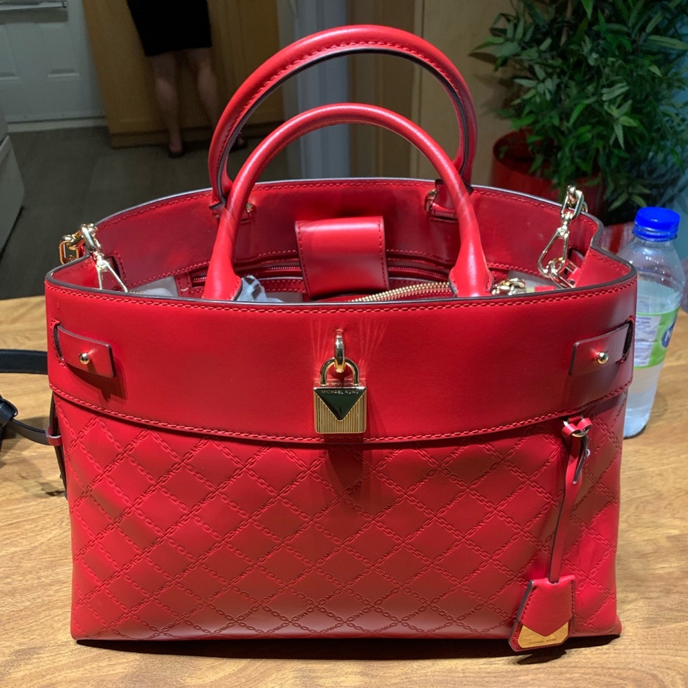 Women’s hand bag RED . very New Micheal Kors!!!